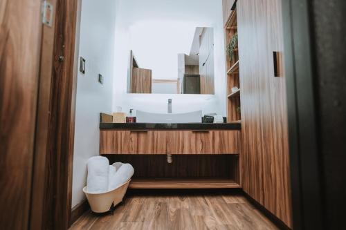 La salle de bains est pourvue d'un lavabo et d'un miroir. dans l'établissement Oasis 444, à San Marcos