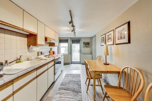 舊金山的住宿－Charming 1 Br Apt Near Ocean & Sutro Heights Park，厨房配有白色橱柜和木桌