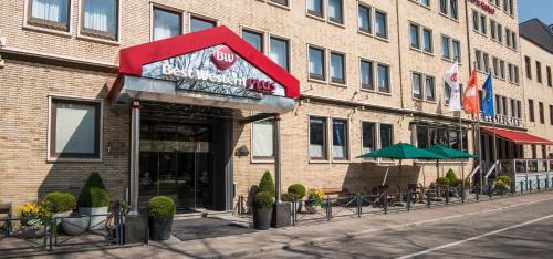 فندق بيست ويسترن بلص سانت رافاييل في هامبورغ: مطعم بطاولات ومظلات امام المبنى