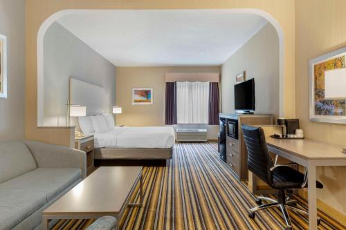 a hotel room with a bed and a desk at Best Western Plus New England Inn & Suites in Berlin