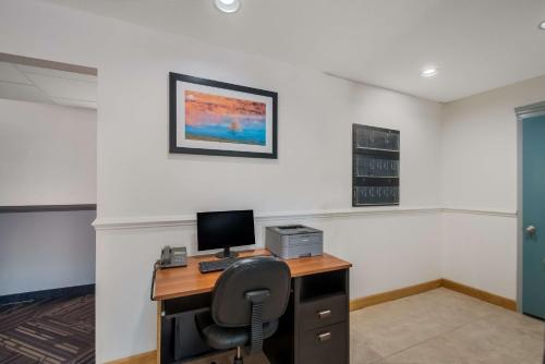 an office with a desk with a computer on it at SureStay Plus Hotel by Best Western Berkeley Springs in Berkeley Springs
