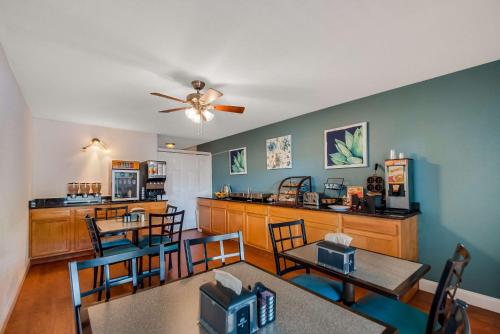 a kitchen and dining room with tables and chairs at SureStay Plus Hotel by Best Western Berkeley Springs in Berkeley Springs