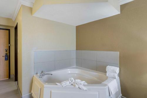 Cette chambre comprend une baignoire blanche. dans l'établissement Best Western Harrisburg North Hotel, à Harrisburg