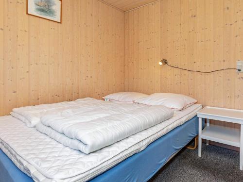Ein Bett oder Betten in einem Zimmer der Unterkunft 6 person holiday home in Løgstør-By Traum