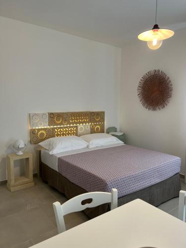una piccola camera con letto e tavolo di Bellamora country apartments a Cannole