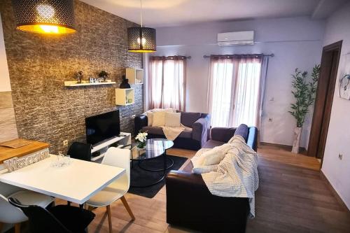 a living room with a couch and a table at Zeus in Gázion