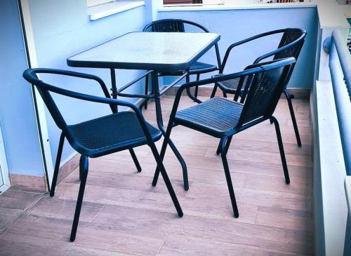 two chairs and a table and two tables and chairs at Zeus in Gázion