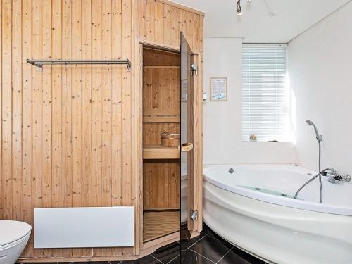 Nørre LyngbyにあるHoliday Home Lyngbyvej IIIのバスルーム(バスタブ、トイレ付)