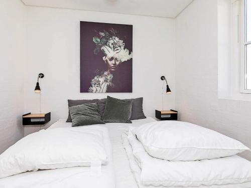 Nørre LyngbyにあるHoliday Home Lyngbyvej IIIのベッドルーム1室(ベッド2台付)が備わります。壁には絵画が飾られています。