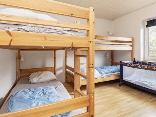 Cette chambre dispose de lits superposés et de 2 lits superposés. dans l'établissement Fourteen-Bedroom Holiday home in Hurup Thy, à Sindrup