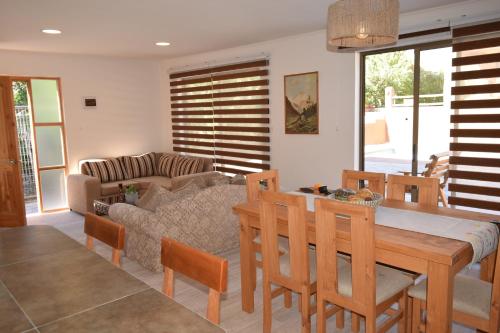 uma sala de estar com uma mesa e um sofá em Casa Balmaceda Paihuano em Paiguano