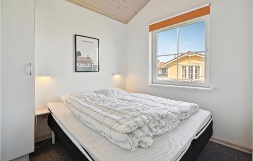 En eller flere senge i et værelse på Awesome Home In Grsten With Swimming Pool