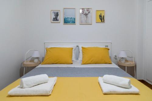 una camera con un letto con due cuscini sopra di Lovely Apartment In Central Athens ad Atene