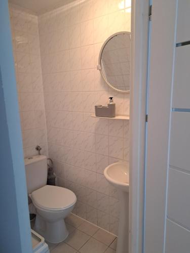 a bathroom with a toilet and a sink at Wypoczynek Mazurska Górka domki 2 osobowe in Stare Juchy