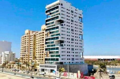 Departamento sobre el malecón frente al mar