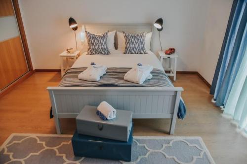 um quarto com uma cama com duas almofadas em Quinta do Brasil em Ribeira do Raposo
