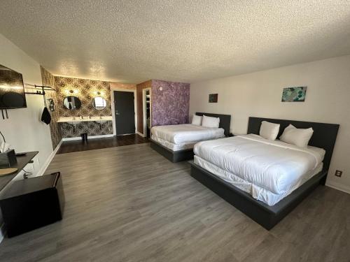 una camera d'albergo con due letti e una televisione di Rosewood Garden a Wisconsin Dells