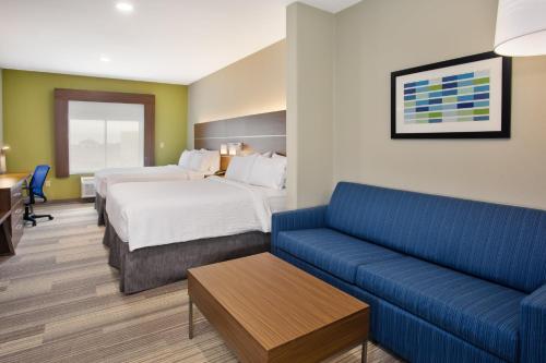une chambre d'hôtel avec un lit et un canapé dans l'établissement Holiday Inn Express Hotel and Suites Katy, an IHG Hotel, à Katy