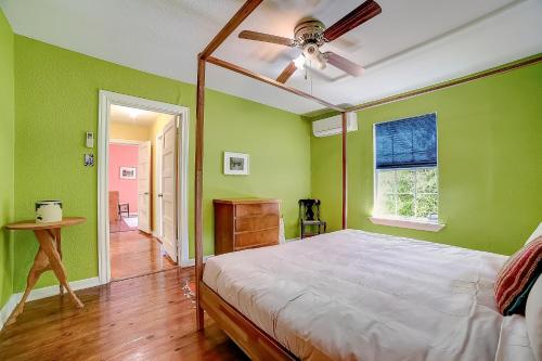 1 dormitorio verde con 1 cama y ventilador de techo en Rosewood Retreat, en San Antonio