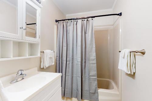 大洋城的住宿－Smooth Sailing 14105，浴室配有淋浴帘和盥洗盆。