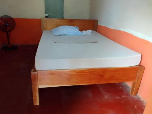 een bed met een wit matras in een kamer bij Casa apartamento palmeras in Balgue
