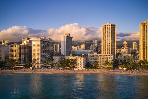 een uitzicht op een stad met een strand en gebouwen bij Moana Surfrider, A Westin Resort & Spa, Waikiki Beach in Honolulu