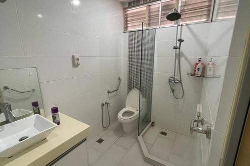 Ένα μπάνιο στο Spacious Home in Kuala Terengganu