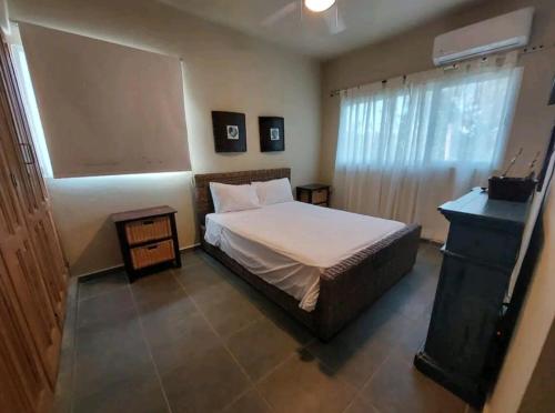 - une chambre avec un lit, une table et une fenêtre dans l'établissement RESIDENCIAL SERENITY BEACH, à Las Terrenas