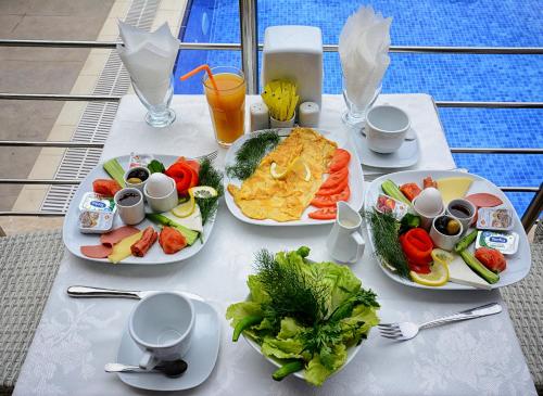 stół z talerzami jedzenia i napojów w obiekcie City Hotel Marmaris w mieście Marmaris