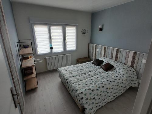 a bedroom with a bed and a window at Gîte tout confort au bord de la Meuse avec jardin et activités familiales à proximité - FR-1-585-82 in Vilosnes-sur-Meuse