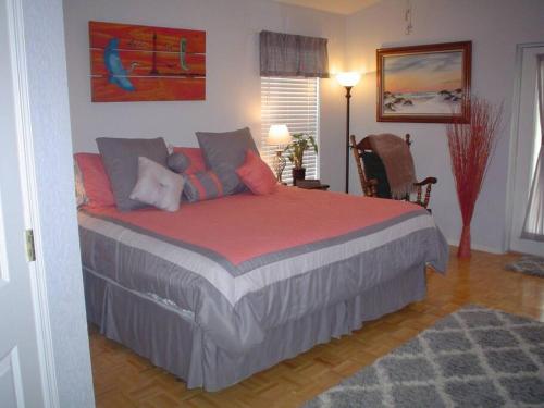 Un dormitorio con una cama grande en una habitación. en Sunset Beach Overlook, en Tarpon Springs