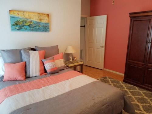 Un dormitorio con una cama grande con almohadas de colores. en Sunset Beach Overlook, en Tarpon Springs
