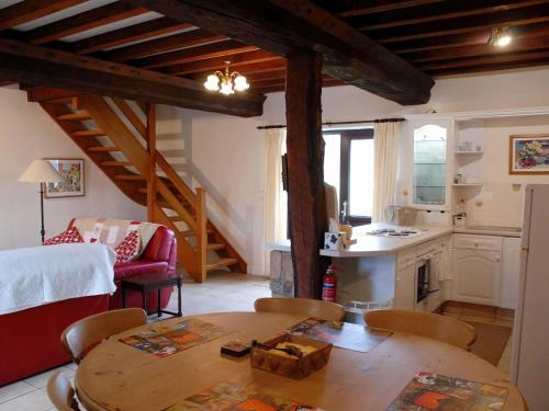 une cuisine et un salon avec une table et des chaises dans l'établissement Sainte Marguerite d Elle Retreat, à Sainte-Marguerite-dʼElle