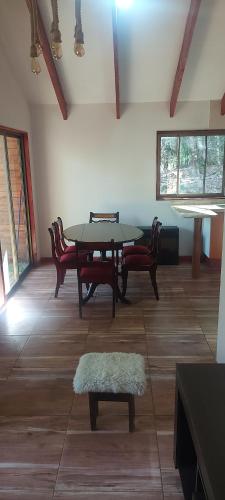 comedor con mesa y sillas en Cafeteria y Cabañas Eluney - Cabaña Laurel, en Pucón