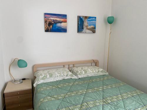 Villa Mima في سانتيرامو إن كولي: غرفة نوم بسرير وثلاث صور على الحائط