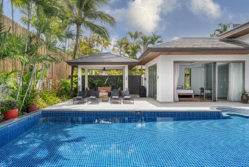 uma imagem de uma piscina numa villa em Tropical villa within 5 minutes walk to Bangtao Beach em Bang Tao Beach