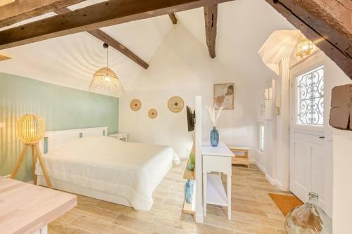 um quarto com uma cama branca e uma janela em Le Studio Green Lime em Carrières-sous-Poissy