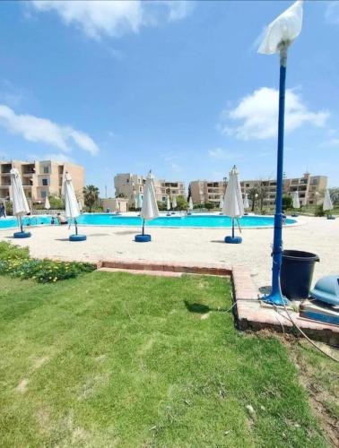Bazén v ubytování شقة بشارع حزيمة nebo v jeho okolí