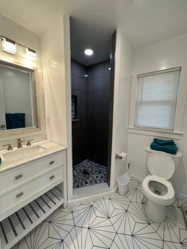 Ένα μπάνιο στο Crystal Sands Apartments