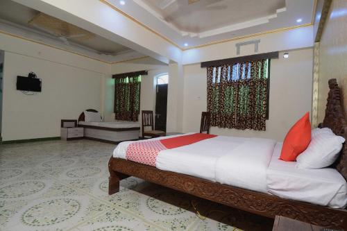 um quarto com uma cama e uma televisão em OYO Flagship Ranibagh Palace em Jodhpur