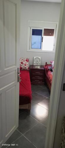ein kleines Zimmer mit 2 Betten und einem Fenster in der Unterkunft Qamars'geusts in Al Hoceïma