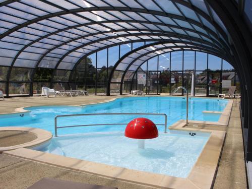 - une piscine avec un champignon rouge dans l'eau dans l'établissement Mobil-home confort, 2 chambres, piscine chauffée, 200m plage, centre-ville, parking, WiFi, ménage inclus - FR-1-361A-28, à Jullouville