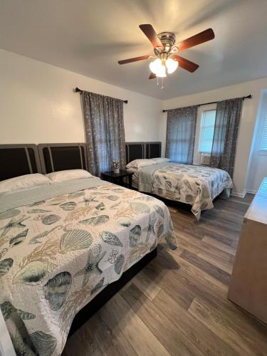 Ένα ή περισσότερα κρεβάτια σε δωμάτιο στο Crystal Sands Apartments