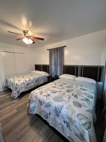 Ένα ή περισσότερα κρεβάτια σε δωμάτιο στο Crystal Sands Apartments