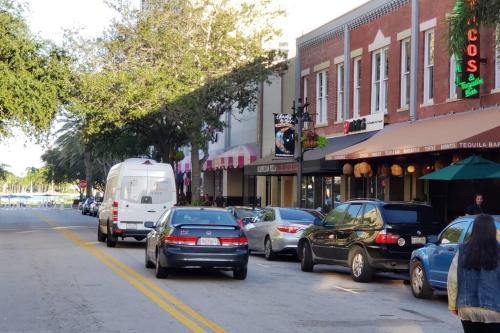 a busy city street with cars parked in traffic at OCEAN VACATION BREEZE in Lantana
