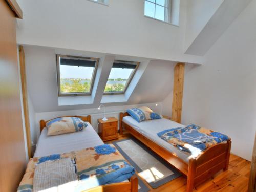 Krevet ili kreveti u jedinici u okviru objekta Beautiful holiday home with direct access to the lake Podamirowo