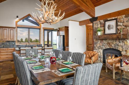 ドリッグスにあるTeton Melody by KABINO Partial Air Conditioning Hot Tub FirePit Foosball Telescope Games WiFi Grill Mtn Viewsのギャラリーの写真