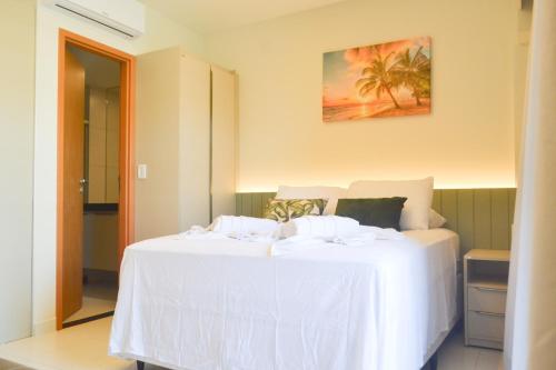 ein Schlafzimmer mit einem Bett mit einer weißen Tagesdecke in der Unterkunft MANA BEACH EXPERIENCE PORTO DE GALINHAS in Porto De Galinhas