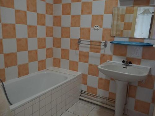 ein Badezimmer mit einem Waschbecken, einer Badewanne und einem Waschbecken in der Unterkunft Appartement Argelès-sur-Mer, 3 pièces, 4 personnes - FR-1-732-7 in Argelès-sur-Mer