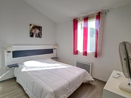 A bed or beds in a room at Maison Argelès-sur-Mer, 3 pièces, 6 personnes - FR-1-732-4